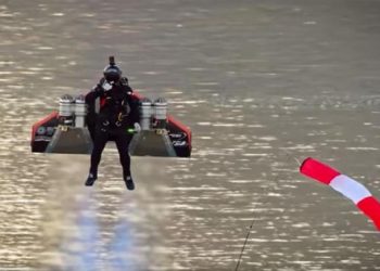 طيار بشري يحلق ويناور على ارتفاعات عالية بالإمارات "فيديو" 1