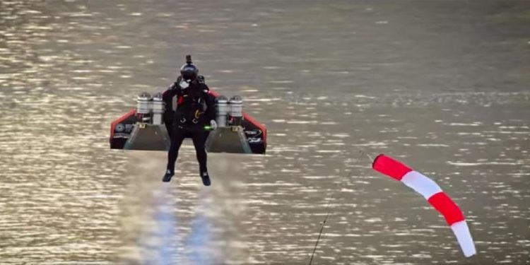 طيار بشري يحلق ويناور على ارتفاعات عالية بالإمارات "فيديو" 1