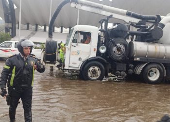 بالصور ..أمن القاهرة تواجه حالات سقوط الأمطار بالدفع بسيارات شفط المياه 1