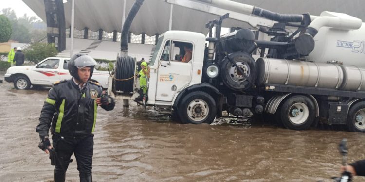 بالصور ..أمن القاهرة تواجه حالات سقوط الأمطار بالدفع بسيارات شفط المياه 1