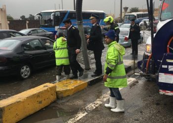 بالصور.. انتشار أمني مكثف بالشوارع لتسهيل الحركة المرورية عقب سقوط الأمطار 2