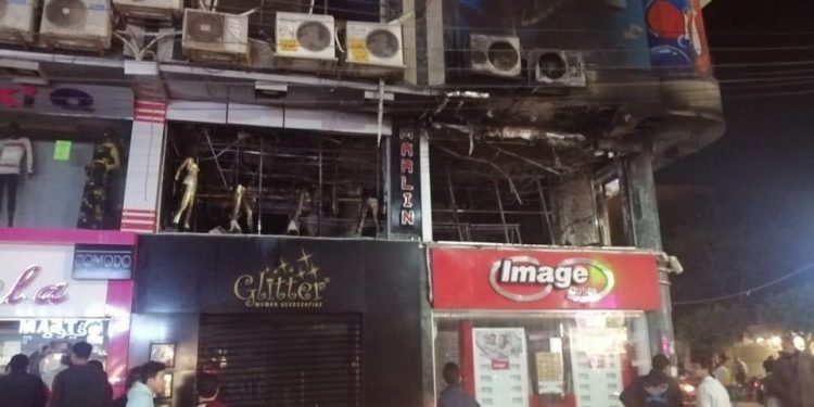 السيطرة على حريق هائل بمول تجاري فى شارع محب بطنطا (صور) 1