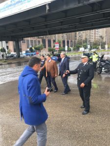 بالصور.. انتشار أمني مكثف بالشوارع لتسهيل الحركة المرورية عقب سقوط الأمطار 8