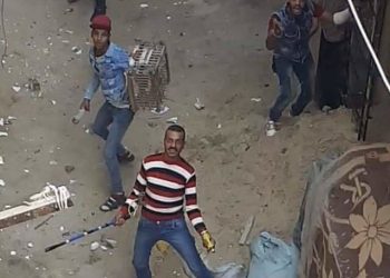 بالفيديو.. بطلجية يلقون شخص من الشرفة بالإسكندرية 1