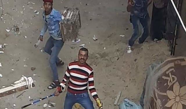 بالفيديو.. بطلجية يلقون شخص من الشرفة بالإسكندرية 1