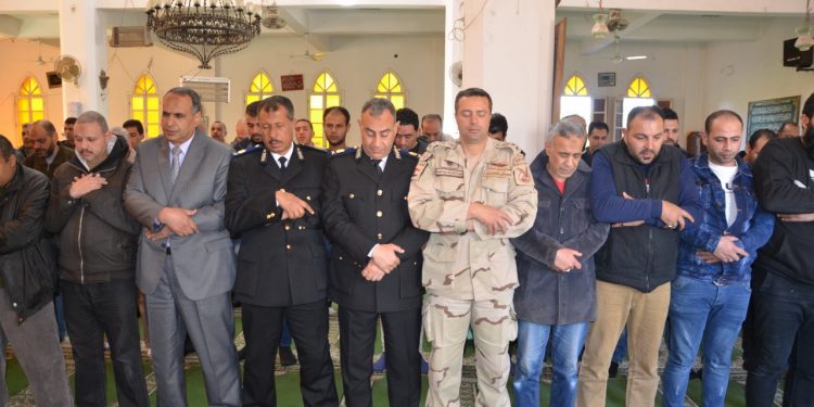 السكرتير العام لمحافظ الإسكندرية يحضر جنازة الشهيد "كريم تيره "بجنازة عسكرية مهيبة 1