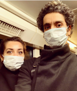 خوفا من كورونا.. محمد محسن وزوجته هبة مجدى يرتديان كمامة فى مطار القاهرة 2