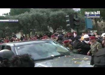 بالبيض والحجارة.. متظاهرون يعتدون علي الوزراء اللبنانيين "فيديو و صور" 2