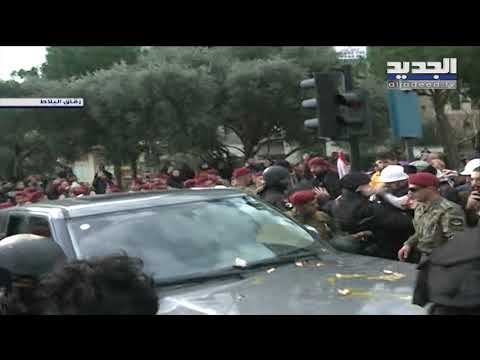 بالبيض والحجارة.. متظاهرون يعتدون علي الوزراء اللبنانيين "فيديو و صور" 1