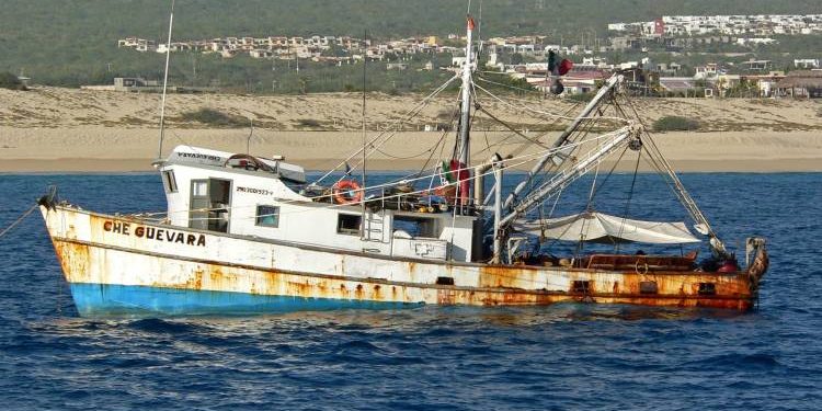 قنصلية مصر بجدة تتابع حادث غرق قارب صيد على متنه 6 صيادين مصريين 1