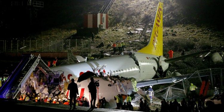 مقتل شخص وإصابة 157 في تحطم طائرة تركية باسطنبول 1