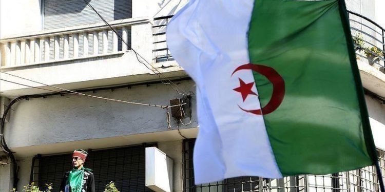 الجزائر تبدأ رفع حظر فيروس كورونا تدريجيا.. اليوم 1