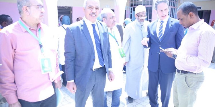 السفير المصري بتشاد خلال زيارته لقافلة الأزهر الطبية