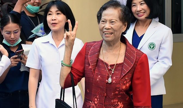 عمرها 73 عامًا .. عجوز تنجو من فيروس كورونا في تايلاند 1