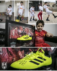 محمد صلاح يحقق طلب طفل سوري ويمنحه حذاءه الخاص .. صورة 1