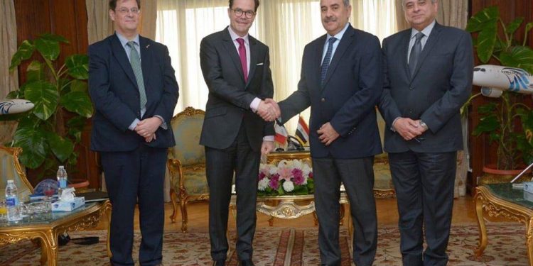 وزير الطيران المدني يلتقي سفير فرنسا بالقاهرة