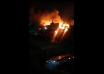 السيطرة على حريق نشب بسبب مشاجرة بالمولوتوف بمجمع مواقف قنا 2