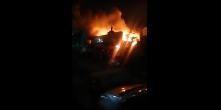 حريق ضخم  داخل كافيه بطريق البلاجات بالإسماعيلية "فيديو" 1