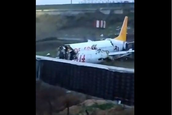 بالفيديو.. تحطم طائرة تركية علي متنها 177 باسطنبول 1