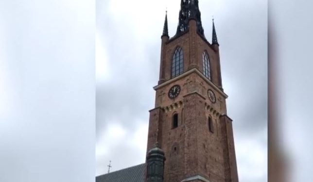 كنيسة بالسويد تقرع أجراسها تأبينًا لوفاة مبارك "فيديو" 1