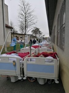 بالصور ... فيروس كورونا يضرب المستشفيات في أوروبا 2