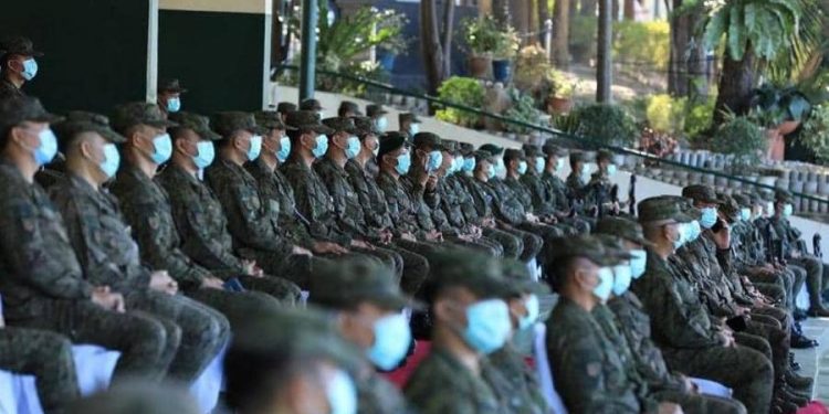 جنود بالجيش الفلبيني يرتدون كمامات لمواجهة كورونا
