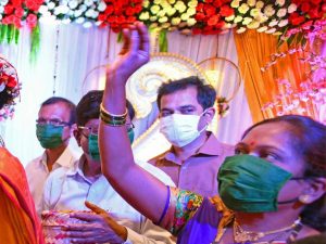 صور..حفل زفاف هندي بالكمامة والمعقمات  لتوعية المجتمع بالوقاية من كورونا 2