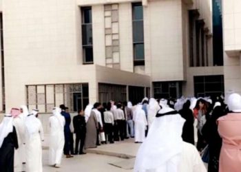 دخول موظفي الوزارات بالكويت بعد إجراء الفحص الطبي