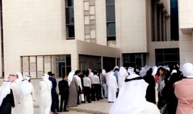 دخول موظفي الوزارات بالكويت بعد إجراء الفحص الطبي