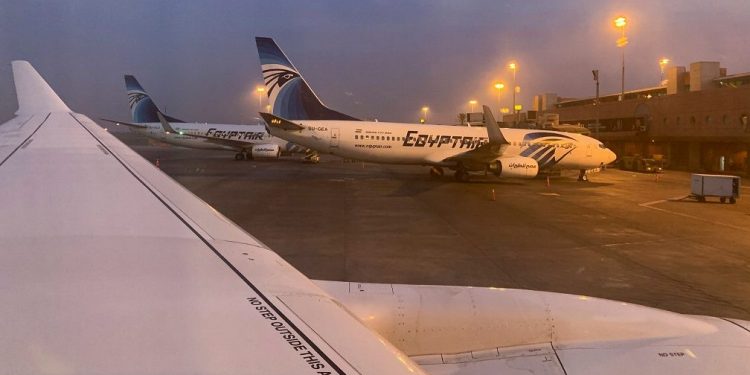 مطار مرسى علم يستقبل رحلة تقل 70 مصريًا عالقًا باليونان وصربيا 1