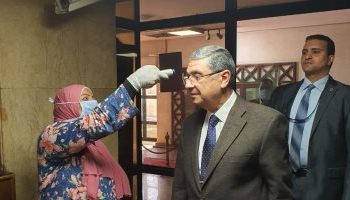 وزير الكهرباء يخضع لفحص فيروس كورونا قبل دخول مبنى الوزارة "صور" 1