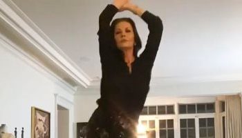 فيديو..النجمة العالمية كاترين زيتا جونز ترقص في الحجر المنزلي بسبب كورونا 3