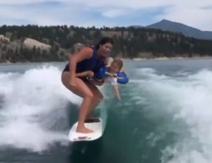 سيدة تحارب الكورونا برياضة التزلج على الماء مع طفلها (صور وفيديو) 2