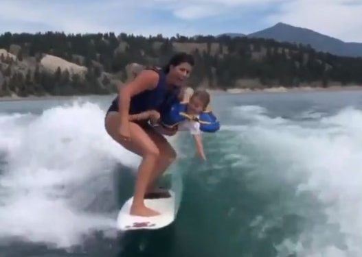 سيدة تحارب الكورونا برياضة التزلج على الماء مع طفلها (صور وفيديو) 1