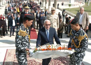 في ذكري يوم الشهيد.. محافظ بورسعيد يضع أكليل من الزهور على النصب التذكارى 1