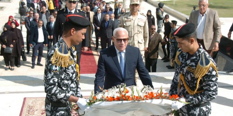 في ذكري يوم الشهيد.. محافظ بورسعيد يضع أكليل من الزهور على النصب التذكارى 1