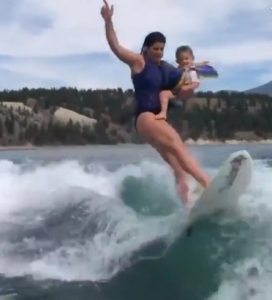 سيدة تحارب الكورونا برياضة التزلج على الماء مع طفلها (صور وفيديو) 4
