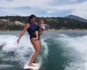 سيدة تحارب الكورونا برياضة التزلج على الماء مع طفلها (صور وفيديو) 3