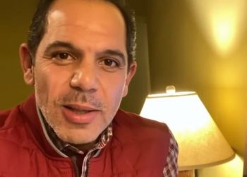 فيديو..رامي إمام يتحدي متابعيه بعمل تمارين في البيت بسبب العزل المنزلي 9