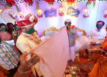 صور..حفل زفاف هندي بالكمامة والمعقمات  لتوعية المجتمع بالوقاية من كورونا 5