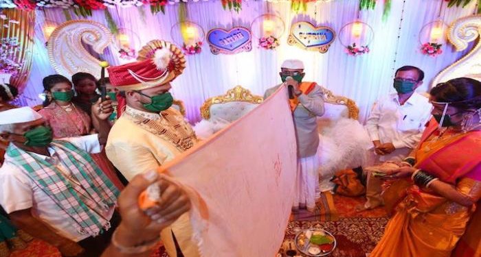 صور..حفل زفاف هندي بالكمامة والمعقمات  لتوعية المجتمع بالوقاية من كورونا 1