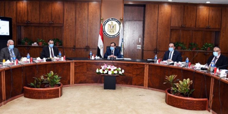 وزير البترول بـ الكمامات في اجتماع الجمعية العامة لشركة مصر للصيانة 1