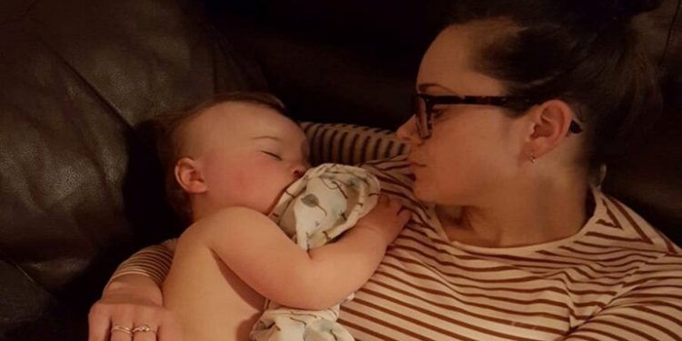 سيدة بريطانية تشارك مقطع فيديو مؤلما لرضيعها وهو يقاوم فيروس كورونا 1