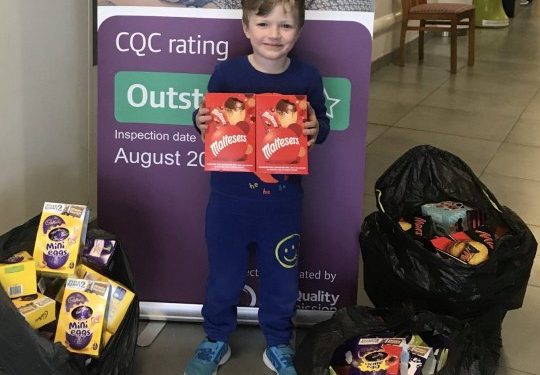 طفل بريطاني يتبرع بـ70 بيضة من الشيكولاتة لأطباء وممرضات كورونا 1