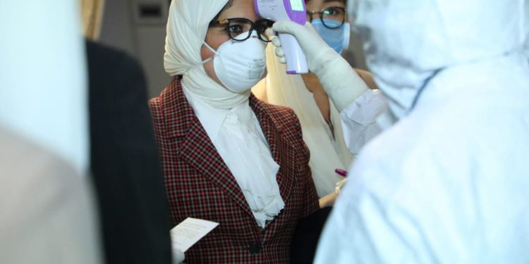 وزيرة الصحة تخضع للكشف الصحى بمطار بكين بسبب كورونا "صور" 1