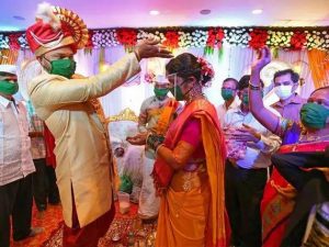 صور..حفل زفاف هندي بالكمامة والمعقمات  لتوعية المجتمع بالوقاية من كورونا 3