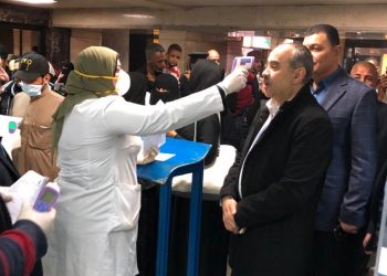 وزير الطيران في مطار القاهرة