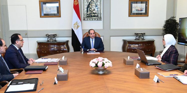 الرئيس السيسى يجتمع مع رئيس الوزراء ووزيرة الصحة لمتابعة تطورات"كورونا" 1