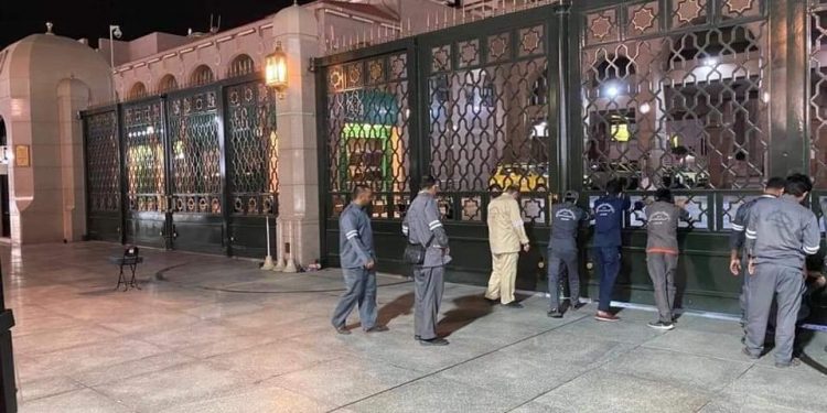 إغلاق أبواب المسجد النبوى بسبب كورونا بأمر من رئاسة الحرمين (صور) 1