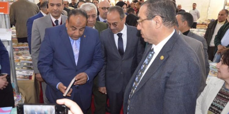 بالفيديو والصور..رئيس الهيئة المصرية للكتاب يفتتح معرض دسوق للكتاب 1